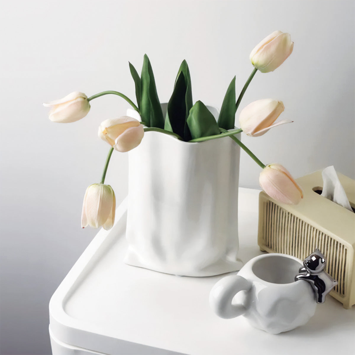 Variant image for Plissierte Blumenvase aus Keramik – Elegantes Falten-Design in Chrom und Weiß Gelb, 23,5x16,5cm – Stilvolle Vasen für Ihr Zuhause-2